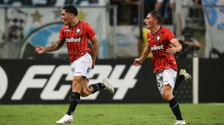Gonzalo Montes celebra un gol de Huachipato.