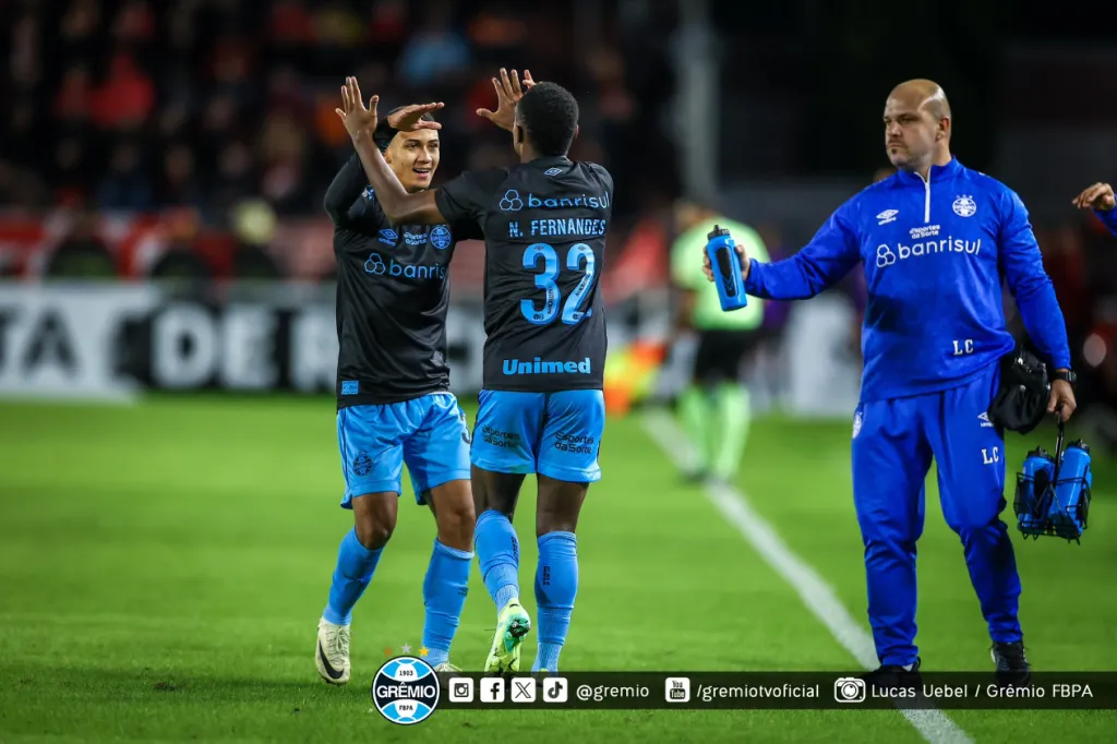 Así celebró Nathan Fernandes con Gustavo Nunes en la victoria de Gremio. (Foto: Gremio FBPA).