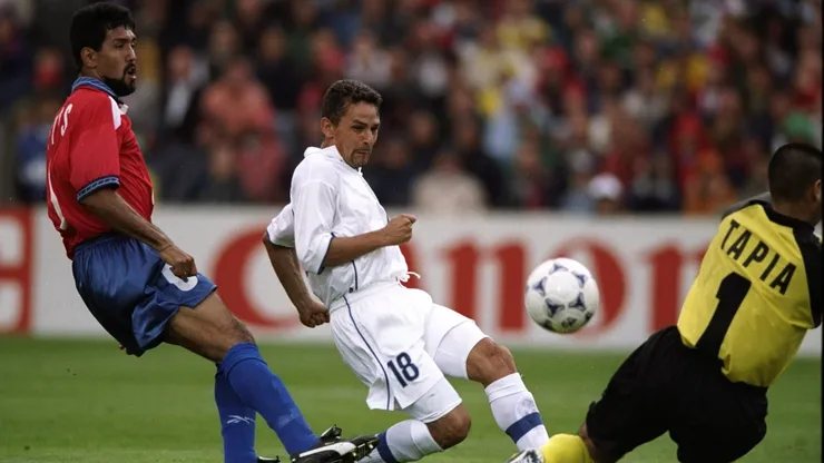 Roberto Baggio resiste la marca de Pedro Reyes e intenta superar a Nelson Tapia.
