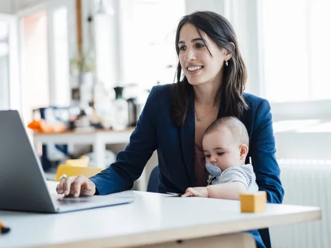 ¿Cuál es la norma de la Ley de 40 Horas que beneficia a madres y padres?
