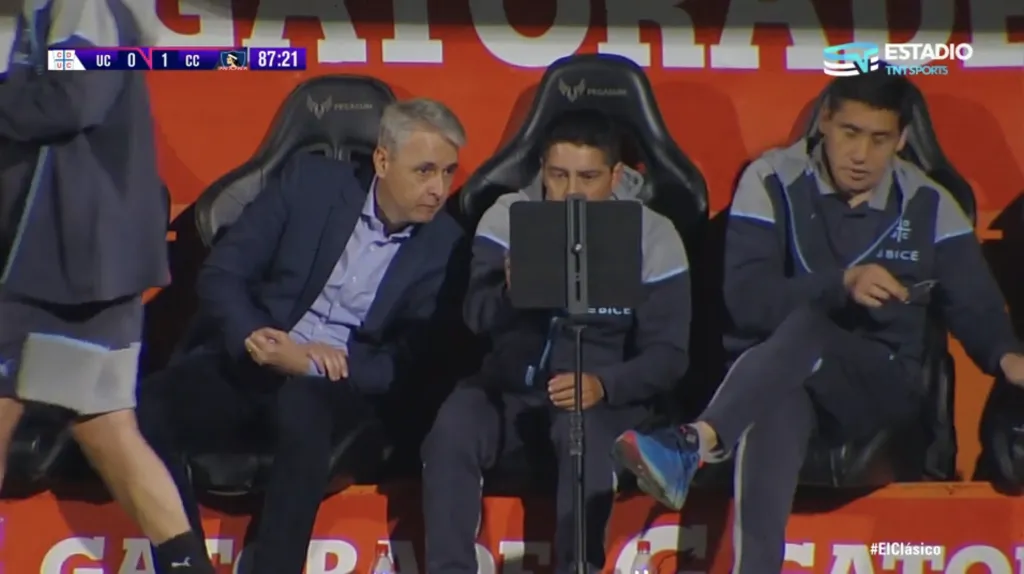 Tiago Nunes mirando la tablet.