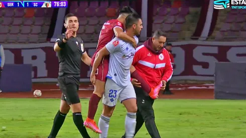 Así tuvo que salir Sebastián Molina ante la falta de una camilla.