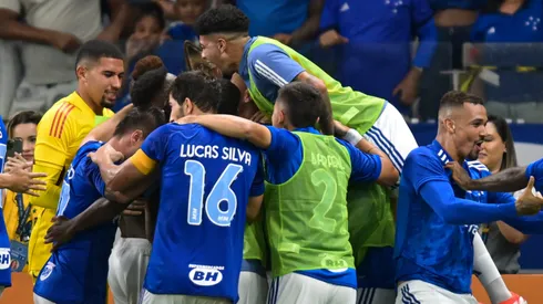 Los futbolistas de Cruzeiro celebran una conquista.