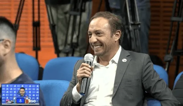 El periodista se traslada en avión a Juan Fernández.