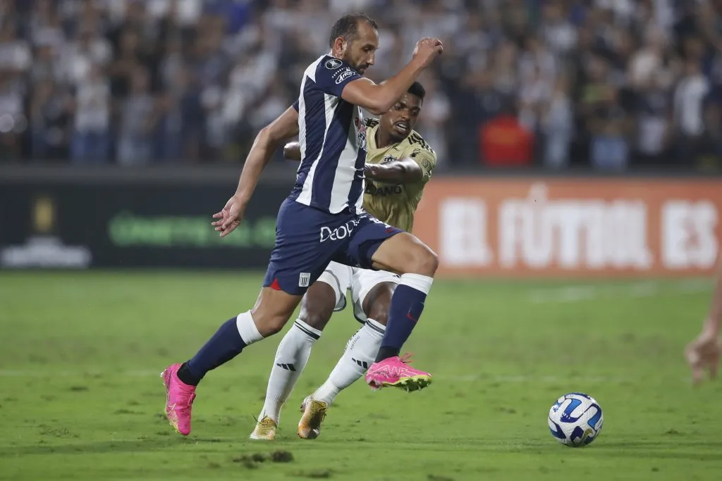 Hernán Barcos en acción por Alianza Lima. (Daniel Apuy/Getty Images).