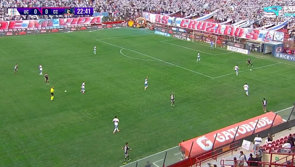 Esta es la distancia a la que estaba el balón que reclama la UC en el gol de Colo Colo. Foto: TNT Sports.