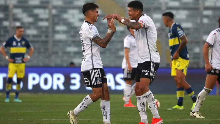 Erick Wiemberg celebra el gol que le anotó a Everton junto con Esteban Pavez.