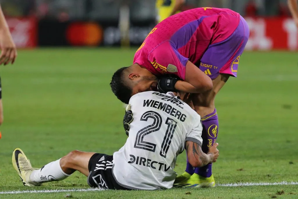 Brayan Cortés felicita a Erick Wiemberg por una jugada defensiva ante Trinidense. (Javier Salvo/Photosport).