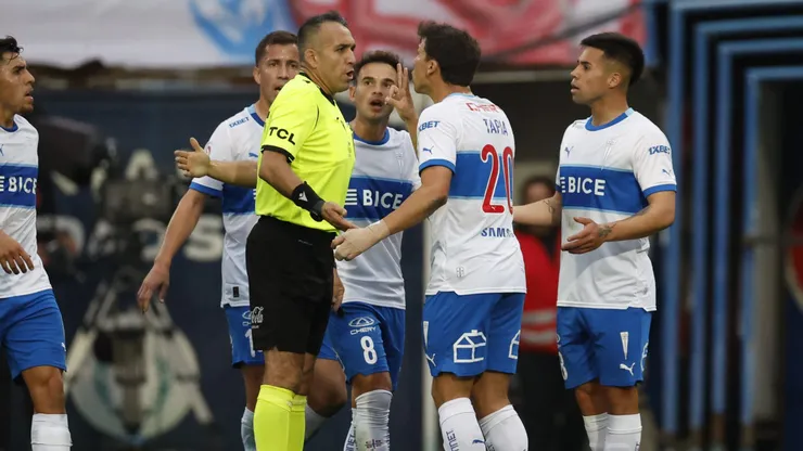 En Universidad Católica reclamaron con todo que en el gol de Colo Colo había dos balones en la cancha.