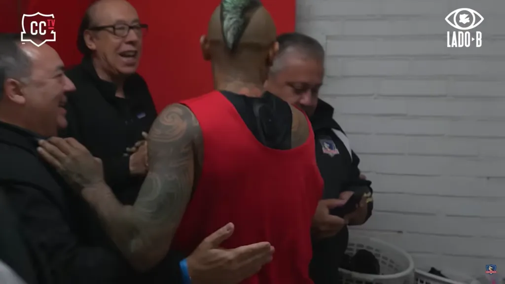 Alfredo Stöhwing y las felicitaciones a Arturo Vidal. (Foto: Colo Colo | Lado B).