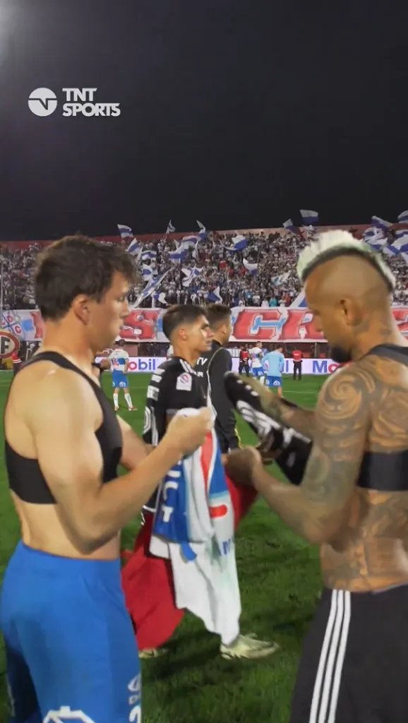 Otra imagen del cambio de camiseta entre Vidal y Tapia. (Captura TNT Sports).