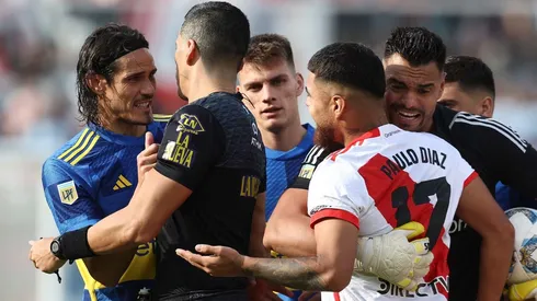 Edinson Cavani y Paulo Díaz se dieron y no consejos en el Superclásico.