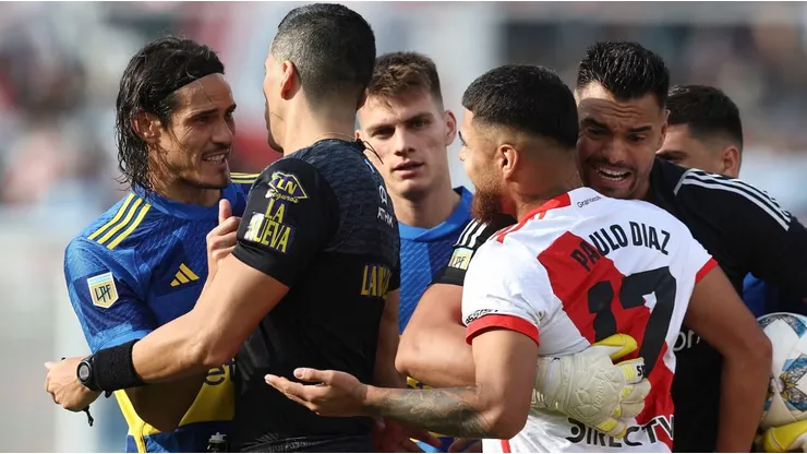 Edinson Cavani y Paulo Díaz se dieron y no consejos en el Superclásico.