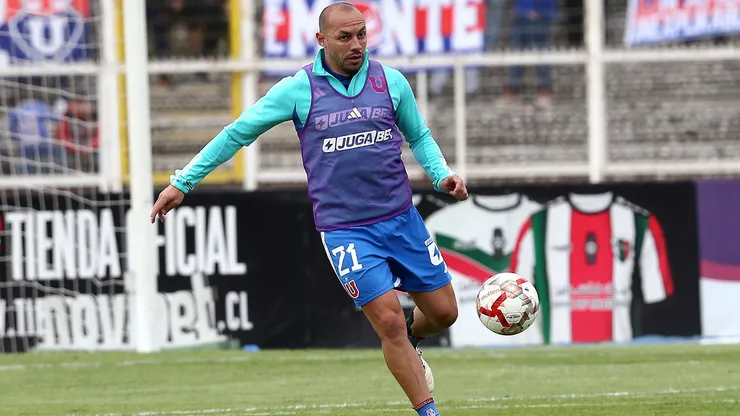 Marcelo Díaz y su particular regalo a Bryan Carrasco.