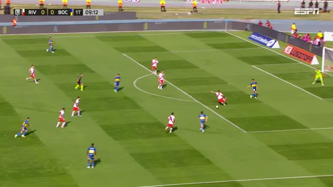 El chileno anticipó a Cavani y logró iniciar el contragolpe