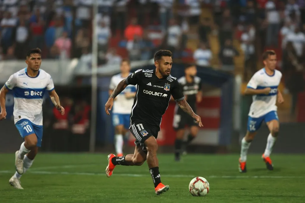 Católica y Colo Colo partieron de día, pero terminaron de noche con tenue luz artificial.