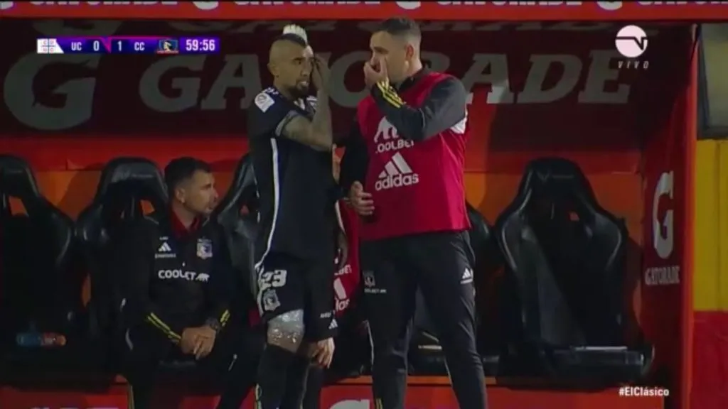 Arturo Vidal junto a Pablo Manusovich, asistente técnico de Colo Colo (Captura)