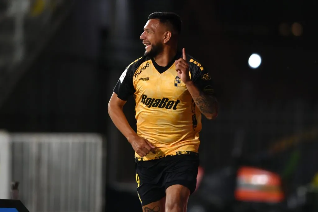 Andrés Chávez anotó el primer gol del partido. Foto: Alejandro Pizarro Ubilla/Photosport