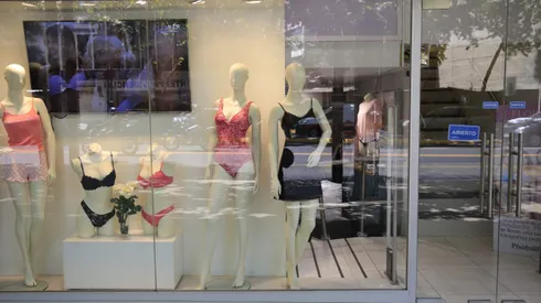 Santiago, 2 de noviembre de 2022 Comercio establecido presenta numeros negativos en sus ventas provocando la incertidumbre en este rubro. Juan Eduardo Lopez/Aton Chile