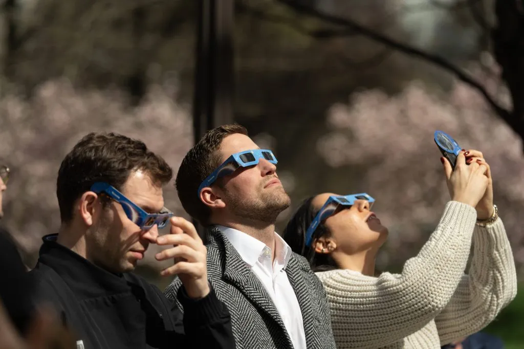 Es importante ocupar los lentes adecuados para no dañar la vista. Foto: Imago
