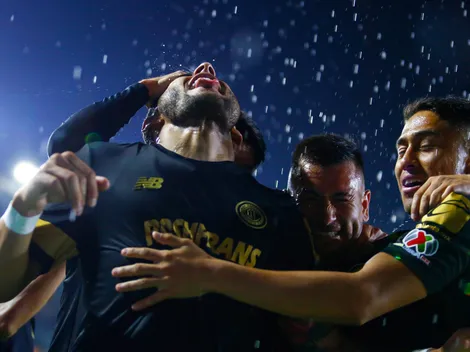 Rehidratado: compañero de Jean Meneses toma cerveza en pleno partido