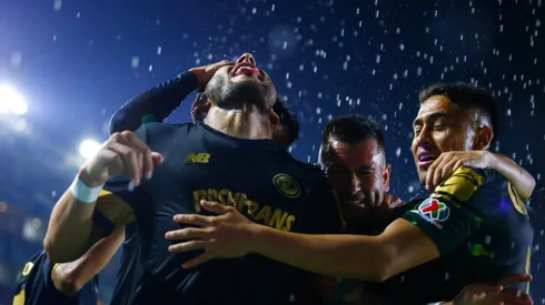 Lluvia de cerveza dijo el pronóstico meteorológico en San Luis, México. Alexis Vega salió sin paraguas.