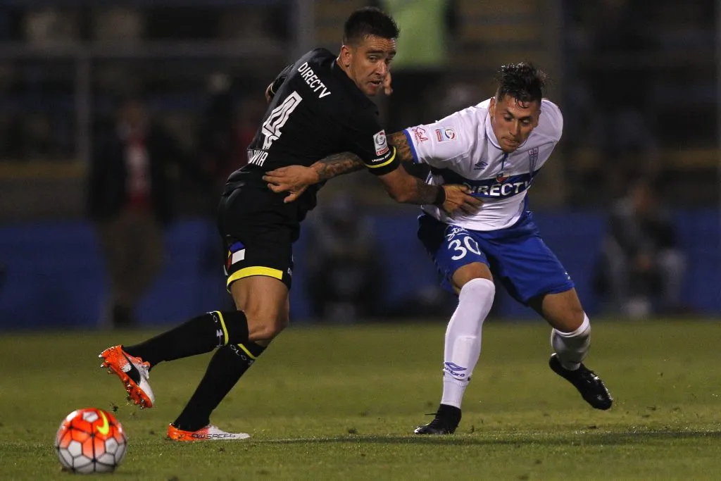 Nico Castillo aguanta la marca de Matías Zaldivia en un partido entre la UC y Colo Colo por la Copa Chile 2016. (Marcelo Hernandez/Photosport).