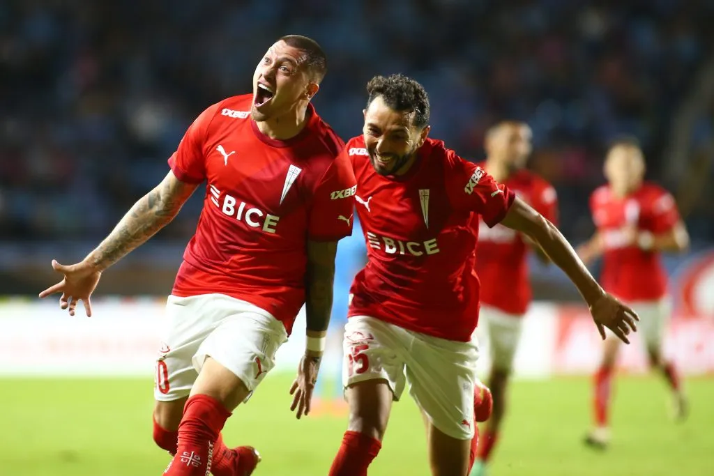 Nico Castillo celebra su gol de tiro libre con el Cimbi Cuevas.  (Alex Díaz/Photosport).