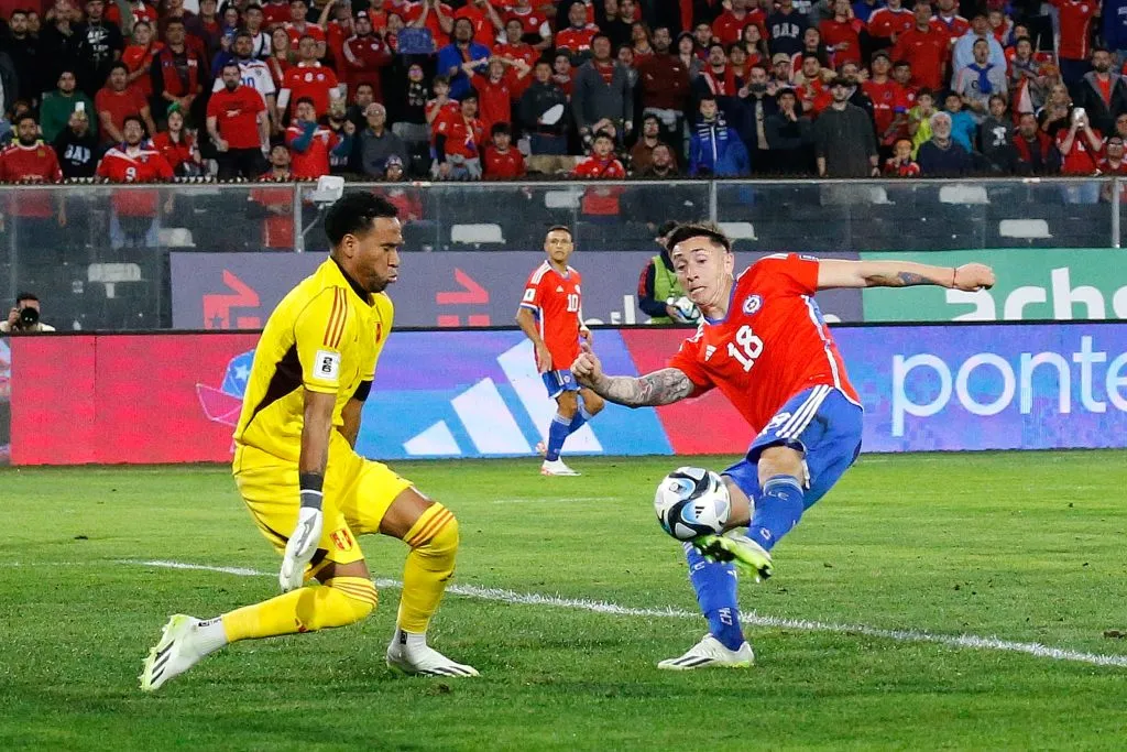 Pedro Gallese en acción ante la Roja. (Dragomir Yankovic/Photosport).
