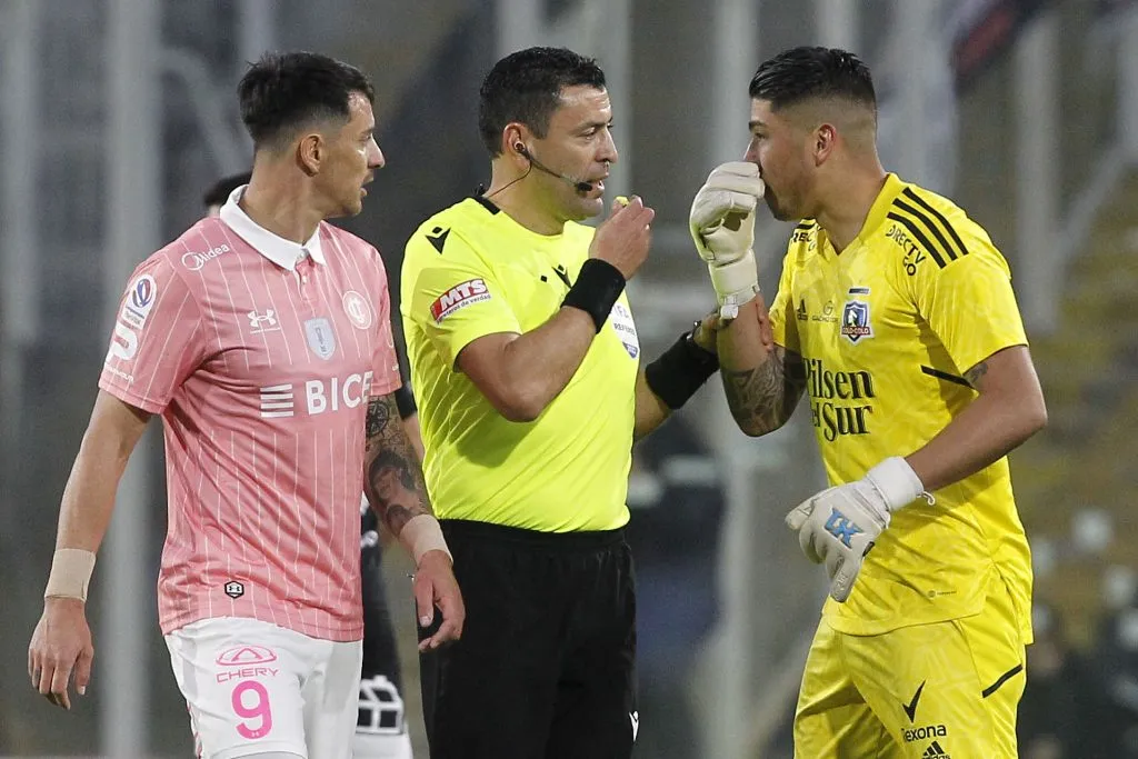 Roberto Tobar, Fernando Zampedri y Brayan Cortés en un clásico jugado en 2022. (Dragomir Yankovic/Photosport).