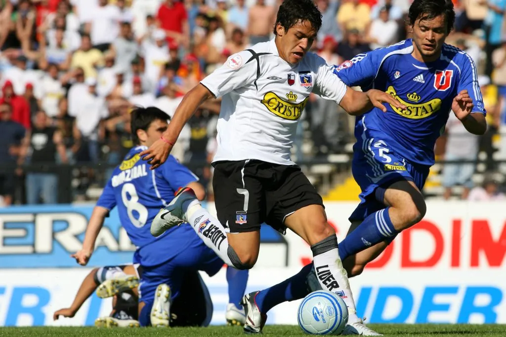 Alexis Sánchez enfrenta a Waldo Ponce. (ANDRES PINA/PHOTOSPORT).