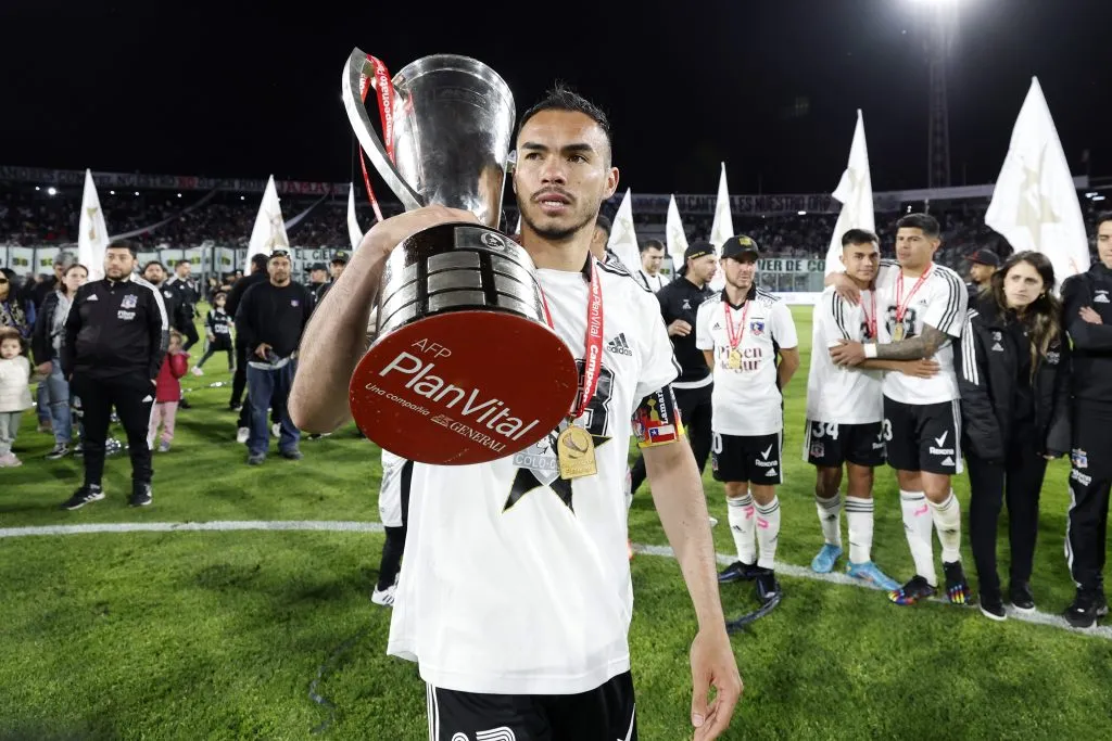 Gabriel Suazo fue el capitán del Colo Colo campeón con Gustavo Quinteros en 2022. (Jose Alvujar/Photosport).