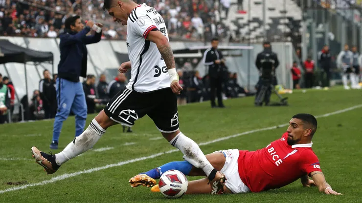 Branco Ampuero le quita un balón a Carlos Palacios.