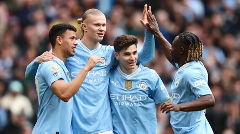 Haaland convierte y sus compañeros de Manchester City lo rodean.