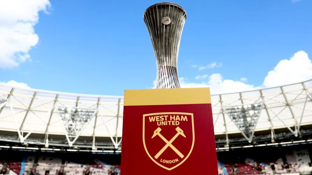 El trofeo de la Europa League espera por un nuevo dueño.