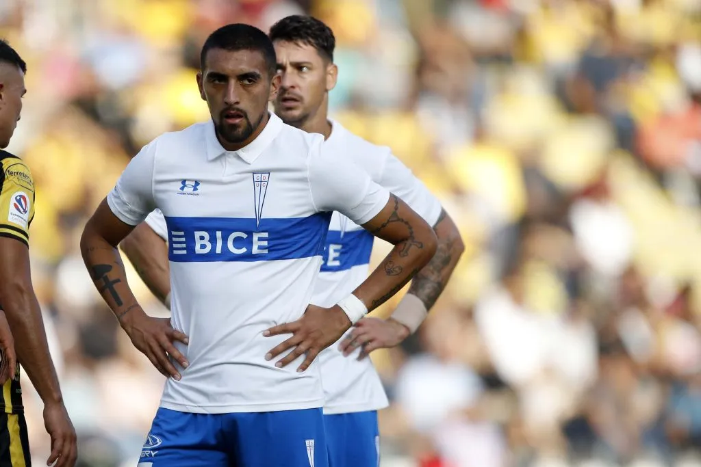 Branco Ampuero y Fernando Zampedri esperan una pelota detenida. (Andres Pina/Photosport).