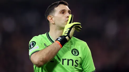 Emiliano Martínez hizo de las suyas en definición por penales de Conference League.