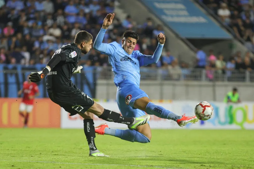 Thomas Gillier despeja ante la presión de Steffan Pino. (Johan Berna/Photosport).