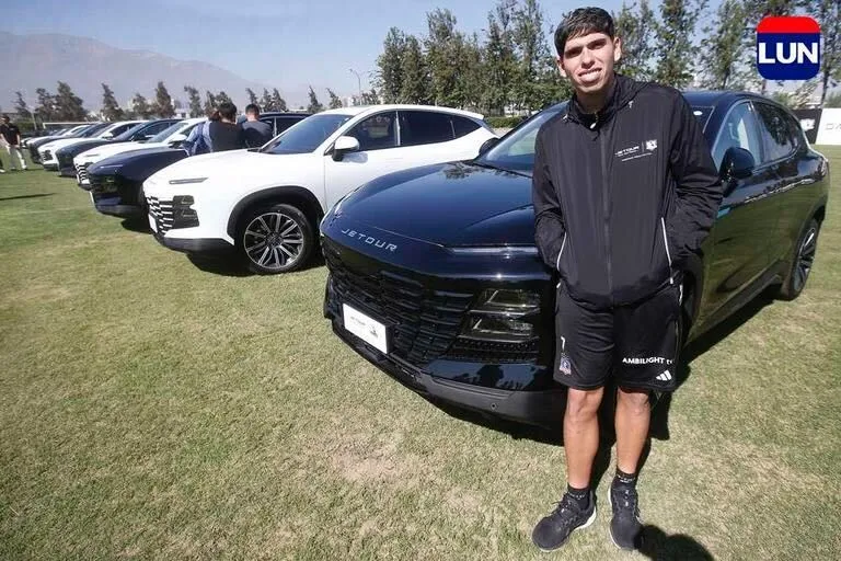 Carlos Palacios y su nuevo vehículo. Foto: Las Últimas Noticias.