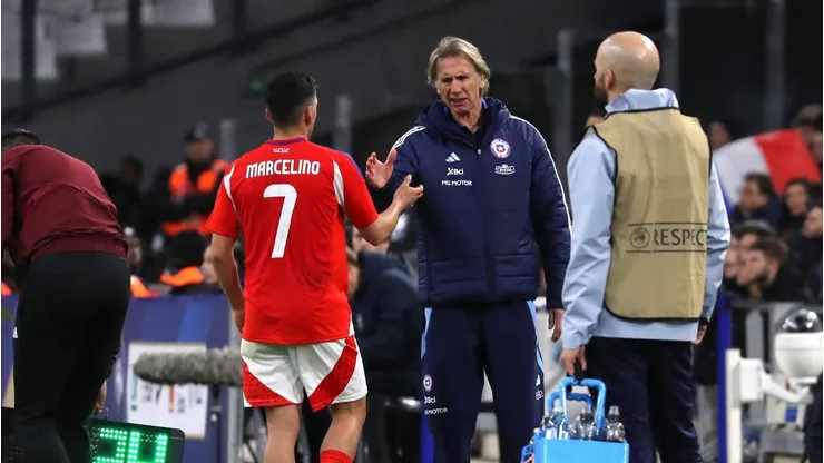Gareca saluda a Marcelino en el amistoso de Chile ante Francia