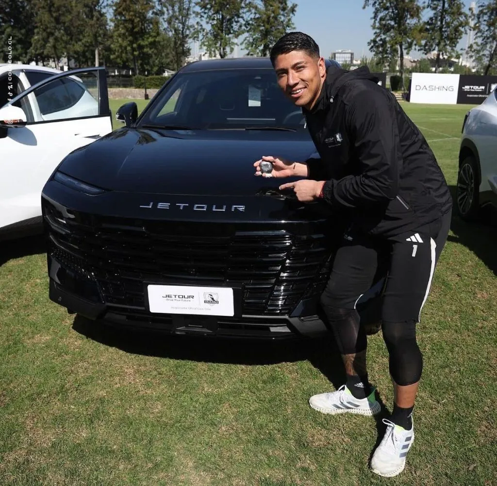 Todo el plantel de Colo Colo se llevó una camioneta, donde podían elegir entre el color blanco o negro. Foto: Colo Colo