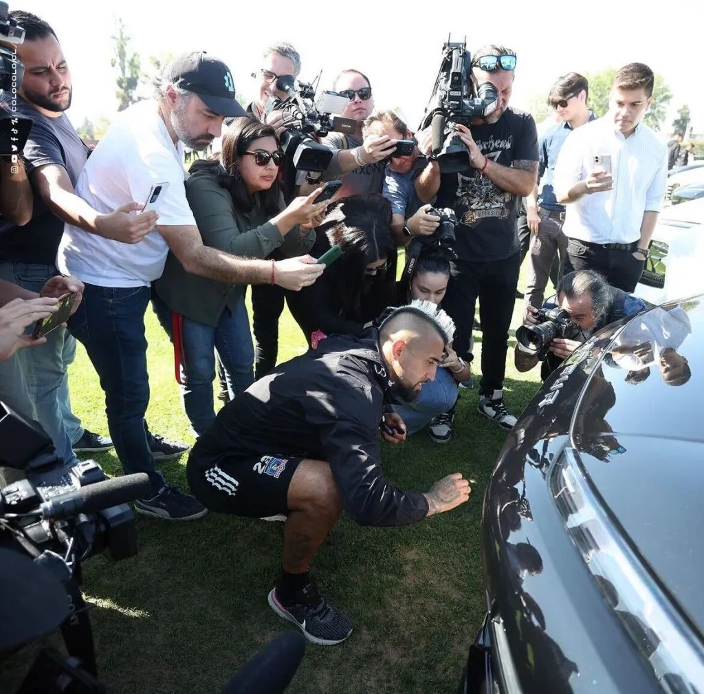 El King firmó la patente, algo que se hace en Europa con los más importantes equipos. Foto: Colo Colo.