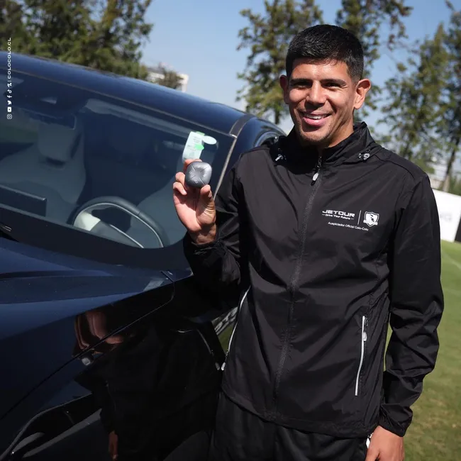 Los jugadores de Colo Colo recibieron un auto de regalo este miércoles. Foto: Comunicaciones Colo Colo.