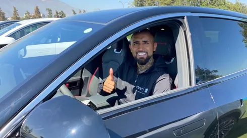 Vidal arriba del auto que le entregaron a los jugadores de Colo Colo