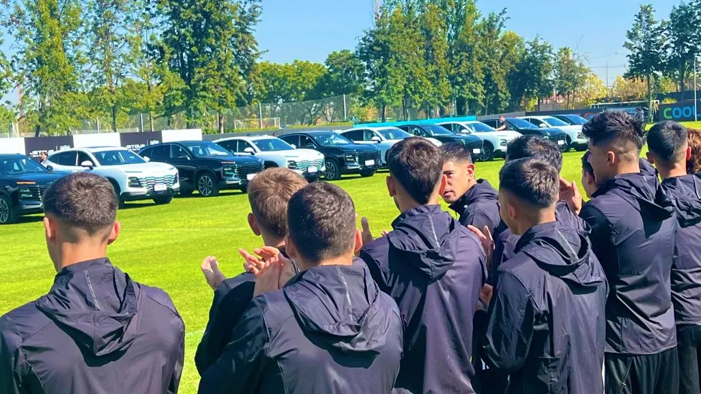 Los autos, blancos y negros, que recibieron los jugadores de Colo Colo | Daniel Arrieta