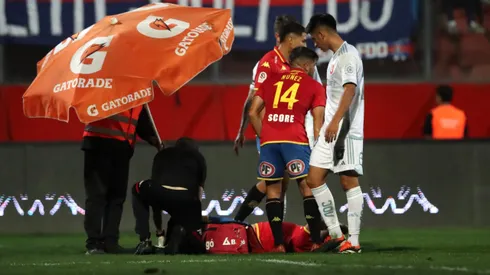 Los hinchas de la U lanzaron monedas a la cancha.