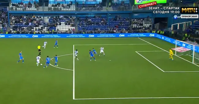 Jordhy Thompson se abre camino para tirar al arco. (Captura).