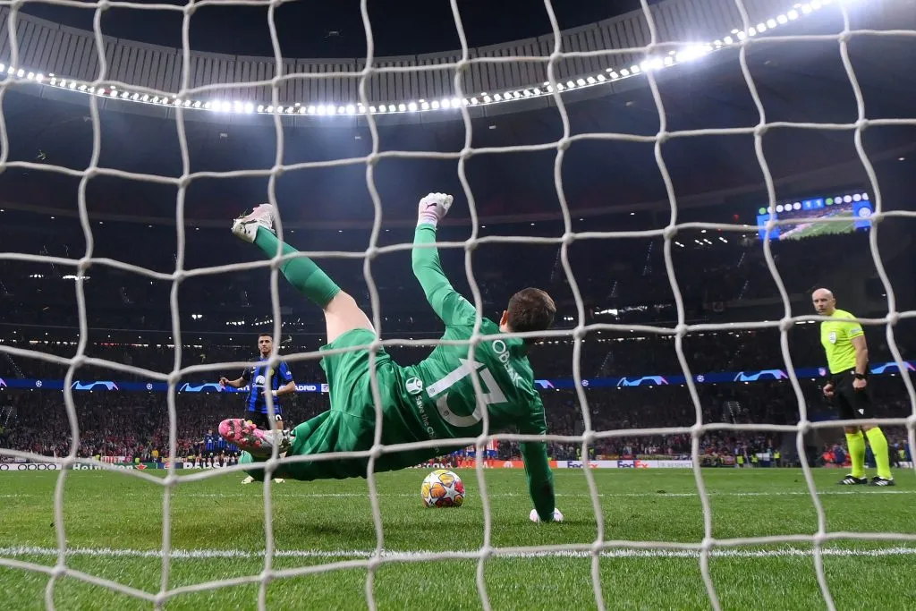 El momento de la discordia: Alexi pierde penal contra Atlético en Champions, Inter queda eliminado y Griezmann trata de “cagón” al chileno.