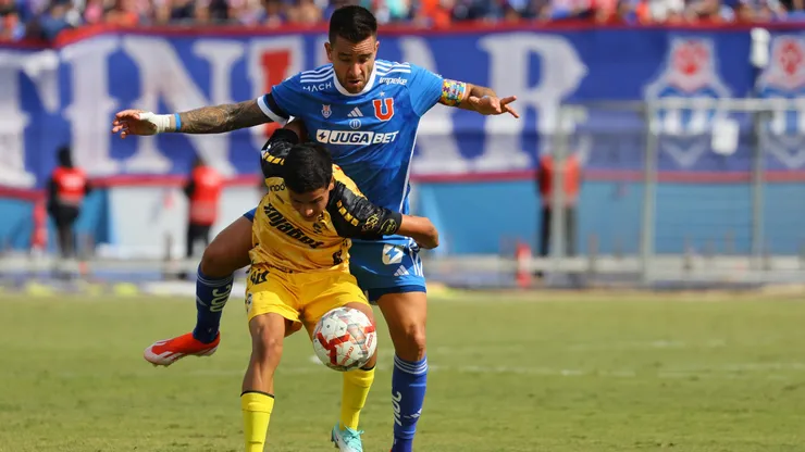 El defensor lamenta el empate en el Estadio Nacional.
