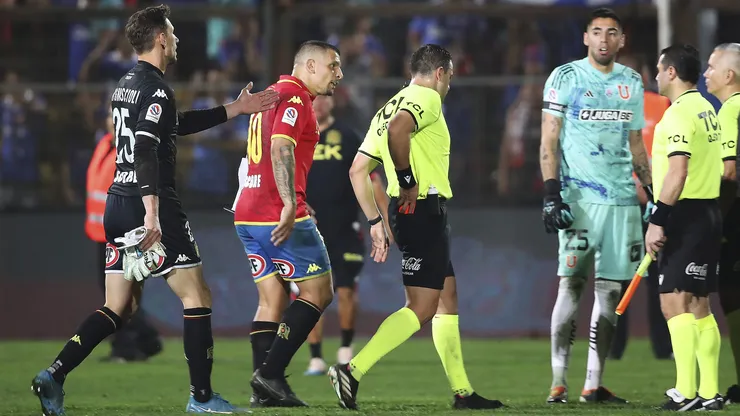 Emiliano Vecchio ya pagó una fecha ante Everton.